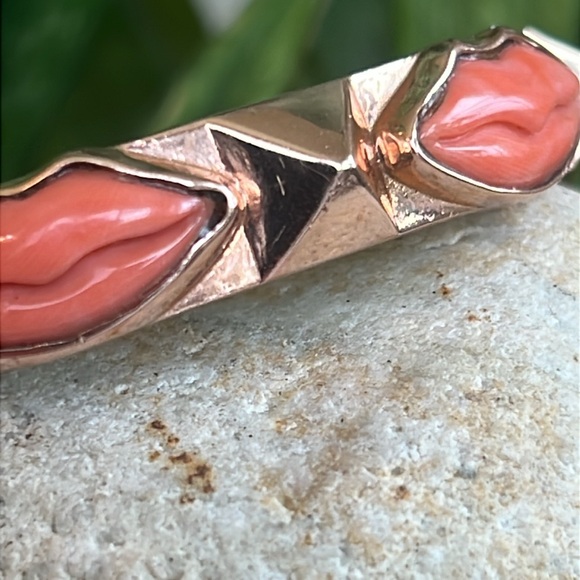 14 karat rose gold bracelet with carved coral lips - Picture 13 of 17
